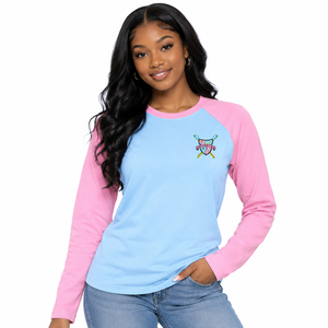 เสื้อยืดแขนยาวผู้หญิง Gamma Phi Delta Raglan ปักลายลำลอง สีชมพู-น้ำเงินตัดกัน ปักตราสัญลักษณ์ คอปกสีตัดกัน - Product Image 1