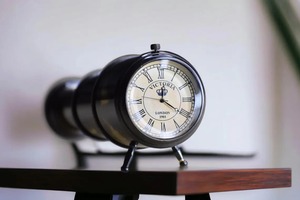 Horloge de bureau Victoria en métal, design circulaire traditionnel, mouvement mécanique, affichage des heures par sonnerie Luminova, aiguilles lumineuses, support noir - Product Image 3