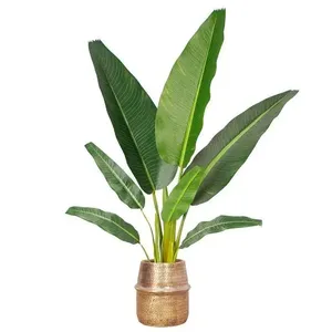Elegante macetero de metal con acabado dorado, diseñado para macetas de cerámica pesadas y plantas grandes, para realzar el estilo interior y exterior. - Product Image 3