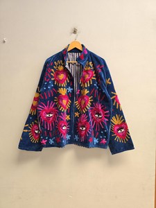 Veste en coton brodée motif cœur vibrant bleu marine, style audacieux, parfaite pour les amateurs de bohème, avec œil porte-bonheur artisanal - Product Image 2