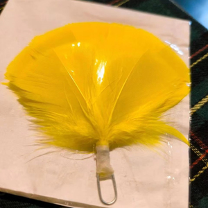 ขนไก่งวงสีเหลืองที่ย้อมสี ออกแบบมาเพื่อใช้เป็นขนประดับ ซึ่งเป็นขนนกที่ใช้กับหมวกแบบดั้งเดิม เช่น หมวก Glengarry หรือ Balmoral - Product Image 1