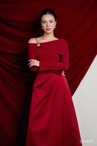 Jupe évasée trapèze pour femme, taille haute, rouge foncé premium |   Jupe Layla pour une mode de bureau élégante |   LAVIEM - Product Image 4