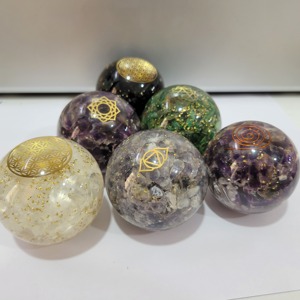 Sphère d'orgonite en gravier de pierres précieuses naturelles de qualité supérieure avec bobine de cuivre pour la guérison Reiki, la méditation et la décoration énergétique en vrac - Product Image 6