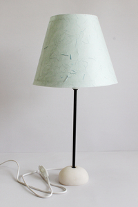 Lámpara de Mesa de Papel Colorido y Fibra de Plátano con Base Delgada de Hierro Forjado que Emite una Espectacular Luz de Sombra - Product Image 1