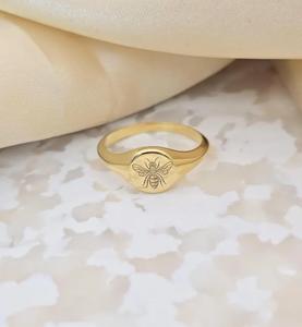 Anillo con Sello de Abeja, Anillo Grabado con Abeja en Oro de 14K, Anillos Minimalistas y Delicados, Regalos para Amantes de las Abejas, Anillo Grabable, Anillo de Abeja en Plata de Ley - Product Image 2