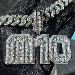 จี้ห้อยคอแบบแผ่นป้ายชื่อสั่งทำชุบเงิน ตัวอักษรแบบอิตาลิกทรงบาแกตต์ฮิปฮอป ประดับเพชรโมอิสซาไนต์ สำหรับผู้ชาย ผู้หญิง และทุกเพศ - Product Image 4