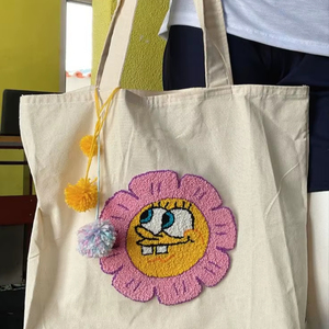 Bolso de mano de lona de algodón con bordado a mano de personaje fantasioso con aguja mágica, ecológico, reutilizable, divertido, con diseño de cara de flor y dibujos animados - Product Image 1