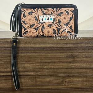 Cartera de mano de cuero vacuno premium con diseño floral a cuadros y grabado, con cremallera y múltiples ranuras para tarjetas para mujer - Product Image 1