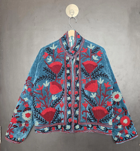 Chaqueta Bohemia Bordada con Diseño Suzani en Terciopelo Verde Azulado de Inspiración Vintage, Motivos Florales Intrincados Hechos a Mano, Forro de Algodón Ecológico - Product Image 1
