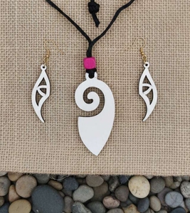 Collier pendentif tribal en bois fait main et ensemble de boucles d'oreilles assorties |   Bijoux de mode écologiques |   Bijoux ethniques bohèmes en cadeau - Product Image 1