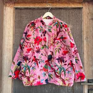 Veste matelassée en velours à imprimé floral rose, manteau bohème fait main - Product Image 1