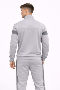 Ensemble de survêtement sport gris argenté premium pour homme avec empiècements latéraux contrastés, conçu pour une performance et un confort modernes - Product Image 3