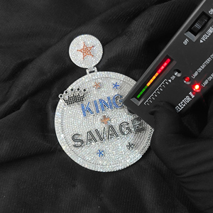 Pendentif personnalisé pour homme en argent 925 et moissanite, style King Savage, avec nom rond incrusté de pierres, collier de mode affirmé - Product Image 2