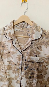 Conjunto de Pijama de Algodón Estampado a Mano de Lujo para Mujer con Elegante Motivo Floral Botánico en Tonos Tierra, Dorado y Beige para Verano - Product Image 2