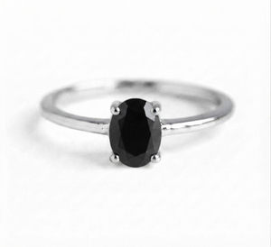 Bague élégante pour femme Rhaya Jewels en argent sterling 925 plaqué rhodium avec onyx noir taille ovale serti de griffes, bande délicate et tendance - Product Image 1