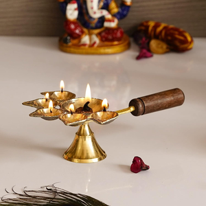 Lampe à huile traditionnelle en laiton doré Panchdeep Diya avec cinq supports de mèches et base en bois pour la Pooja, le temple, la maison et les cérémonies spirituelles - Product Image 5