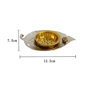 Brûleur d'encens artisanal en laiton en forme de feuille avec design en maille, utilisation aromatique, support décoratif toutes saisons - Product Image 3