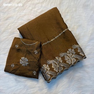 Hermosa colección de sarees y blusas de seda Crush con bordados de hilo Zari, rayas y flores, a precio de mayorista. - Product Image 1
