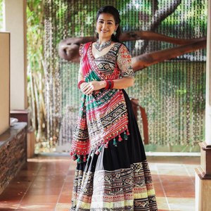 Conjunto Tradicional de Lehenga Choli para Mujer con Bordado Multicolor y Trabajo de Espejos - Product Image 3