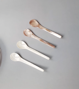 Cuillère artisanale en nacre naturelle du Vietnam, fabriquée à partir de coquillages, pour servir le caviar, le sel, les desserts, la crème glacée et le café. - Product Image 2