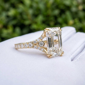 Elegante Anillo de Diamantes con Corte Esmeralda en Oro Amarillo |   Anillo de compromiso de lujo moderno con banda de piedras laterales y brillo brillante para ella - Product Image 2