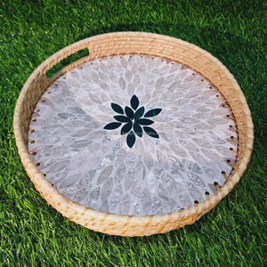 Ensemble de plateaux ronds en rotin incrustés de nacre, artisanat indien Mehfil Noor, aspect haut de gamme, prix abordable pour une utilisation festive - Product Image 1