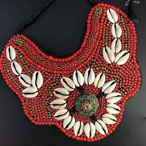 Collier artisanal en perles multicolores avec médaillon à motif étoile et franges, style tribal ethnique bohème, perles de rocaille - Product Image 2