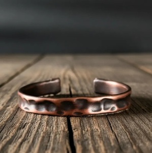 Brazalete Minimalista de Cobre Sólido de Alta Calidad, Acabado a Mano, Textura Envejecida, Joyería Curativa - Product Image 5