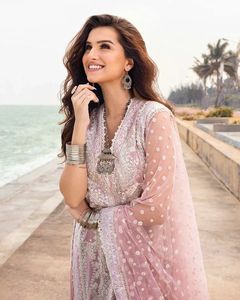 Elegante Salwar Kameez de Seda Rosa con Bordado, Largo hasta el Suelo, Traje Tradicional Indio-Pakistaní para Bodas, para Mujer - Product Image 3