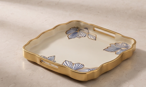Bandeja de Servir Moderna de Metal Esmaltado Crema con Motivo Floral Azul, Borde Ondulado Dorado y Asas Laterales Recortadas, Plato para Mesa de Centro o Tocador - Product Image 4