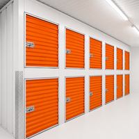 Unité de stockage autonome moderne à deux niveaux avec compartiments de rangement en acier et portes enroulables orange pour entrepôt intérieur, ferme et supermarché