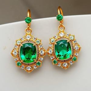 Vente en gros de boucles d'oreilles classiques élégantes en or 18 ct avec émeraude pour filles et femmes - Product Image 3