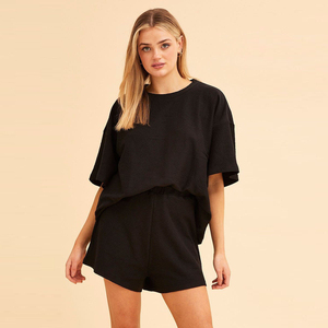 Ensemble décontracté d'été deux pièces pour femme en jersey de coton 100% avec logo personnalisé, short à taille élastique et t-shirt léger uni - Product Image 1