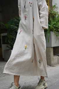 Robe en lin bohème écologique à boutons, broderie florale à la main, manches longues, coupe régulière, longueur maxi, décontractée, été, femme - Product Image 2