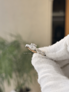 Bague élégante en or massif 14 carats avec diamant de laboratoire rond et pierres latérales, 1,50 carat VVS VS EF, collection cadeau de mariage - Product Image 2
