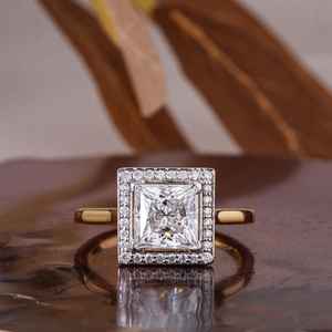 Anillo de Compromiso de Plata de Ley 925 con Baño de Oro Rosa, Moissanita de Corte Princesa de 1.5CT con Halo, Engaste de Puntas, Sin Níquel, Sin Plomo - Product Image 1