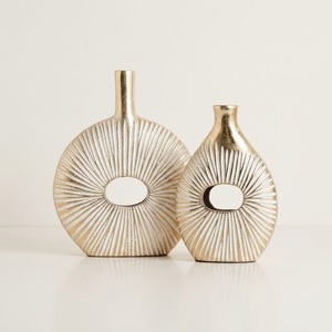 Vase conique en aluminium fondu fantaisie, vase à fleurs en métal sculptural moderne pour la décoration contemporaine de la maison et les centres de table d'hôtel - Product Image 3