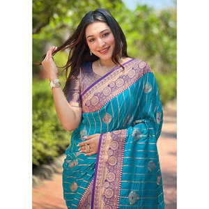 ผ้าซิ่นไหมสีฟ้าอ่อนแบบอีลิทวีฟส์ พร้อมชุดราตรีผ้าไหมทอลายซารีสีตัดกันอย่างหรูหรา - Product Image 2