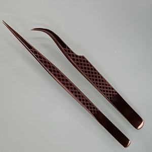 แหนบต่อขนตาคุณภาพสูง Diamond Grip ใช้ซ้ำได้ แบรนด์ส่วนตัว สีโรสโกลด์ สแตนเลสสตีล ปลายไฟเบอร์ 45/90 องศา สำหรับต่อขนตาวอลลุ่ม - Product Image 3