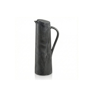 Jarra de agua moderna de resina negra con tapa y asa, diseño minimalista para servir bebidas, jarra decorativa de mesa para el hogar de lujo - Product Image 1