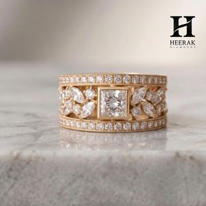 Bague large vintage en or jaune 14 carats avec diamant taille princesse, motif floral en filigrane et milgrain, bague de déclaration personnalisée - Product Image 1