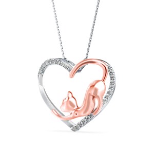 Ajoutez une touche romantique à toute occasion avec ce collier pendentif en argent sterling 925 avec un chat s'étirant dans un cœur en moissanite. - Product Image 3