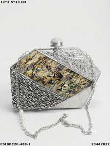 Pochette de soirée en laiton faite à la main par un créateur de mode, best-seller, avec nacre et chaînes, fabriquée en Inde pour femmes - Product Image 2
