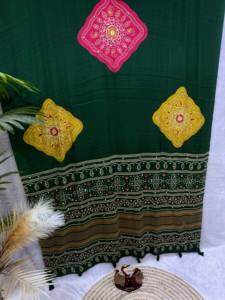Sari Tradicional Shreeji Fashion con Diseño Bandhani Morado, Butti Amarillo Verde y Borde Bordado en Satén Crepé - Product Image 5