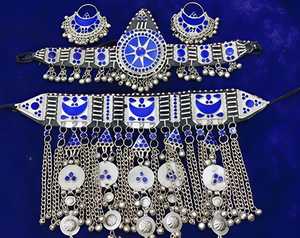 ชุดเครื่องประดับของขวัญงานแต่งงานแบบชนเผ่าดั้งเดิมสุดประณีต โดดเด่นด้วยไข่มุกสีน้ำเงินเข้มรูปไข่ร้อยเป็นสาย - Product Image 2