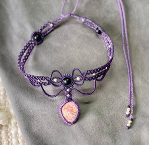 Collier en macramé artisanal violet avec pendentif en pierre rose en forme de larme, perles noires, bijoux bohèmes faits à la main pour femmes - Product Image 2