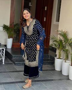 Lanzamiento del nuevo traje de terciopelo de diseñador con bordado de hilo de terciopelo y zari, top y pantalón palazzo con dupatta de georgette. - Product Image 3