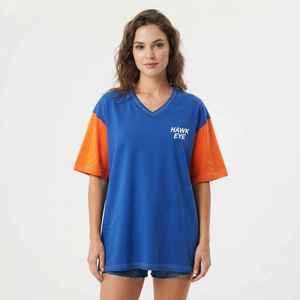 Camiseta Oversize de Mujer Hawk Eye con Bloques de Color Azul y Naranja, Cuello en V, Ajuste Holgado, 100% Algodón Jersey, Estampado de Logo - Product Image 3