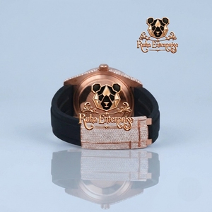 Reloj de cuarzo para hombre con caja en tono dorado, esfera transparente y correa de silicona suave - Product Image 3