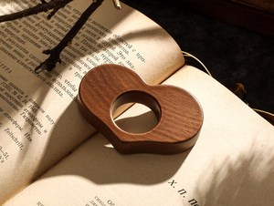 Porte-pages en bois en forme de cœur, qualité supérieure, fabriqué à la main par les meilleurs artisans, décoration de table polie, thème amour, à bas prix - Product Image 3